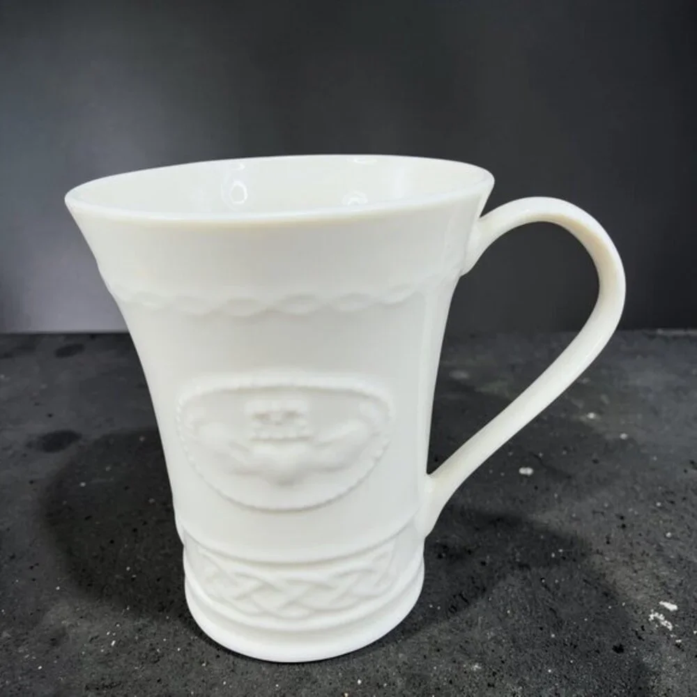 Belleek Irish Claddagh Mug Cup Ivory Fine Porcelain Heart And Hands‎ Pattern Mug